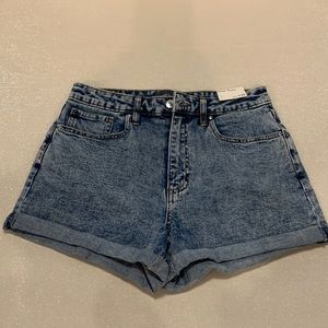 NWT Indigo Rising Comfort stretch blue denim shorts. Size 7